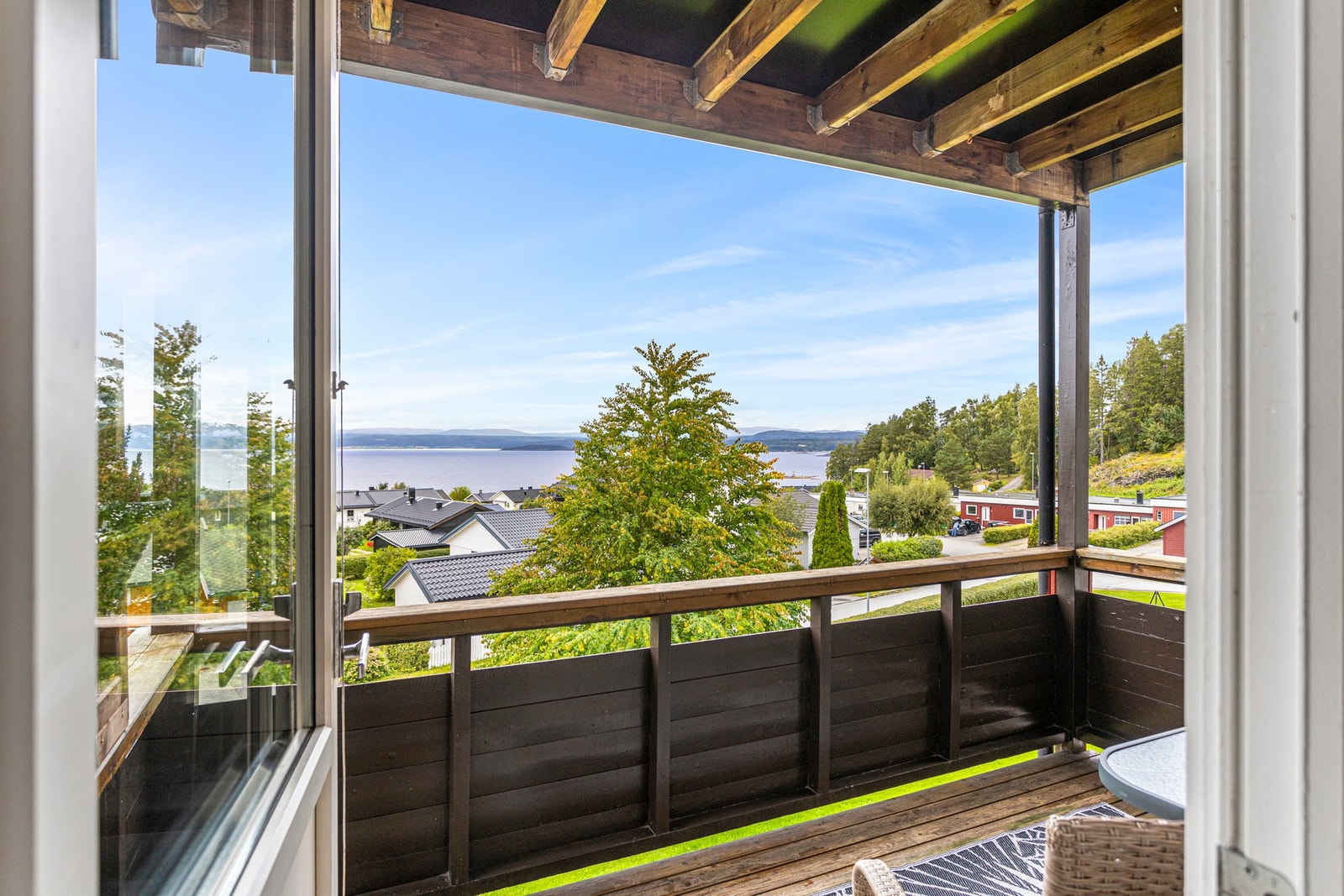 Fra stuen er det utgang til balkong på 6 kvm. Galleribilde