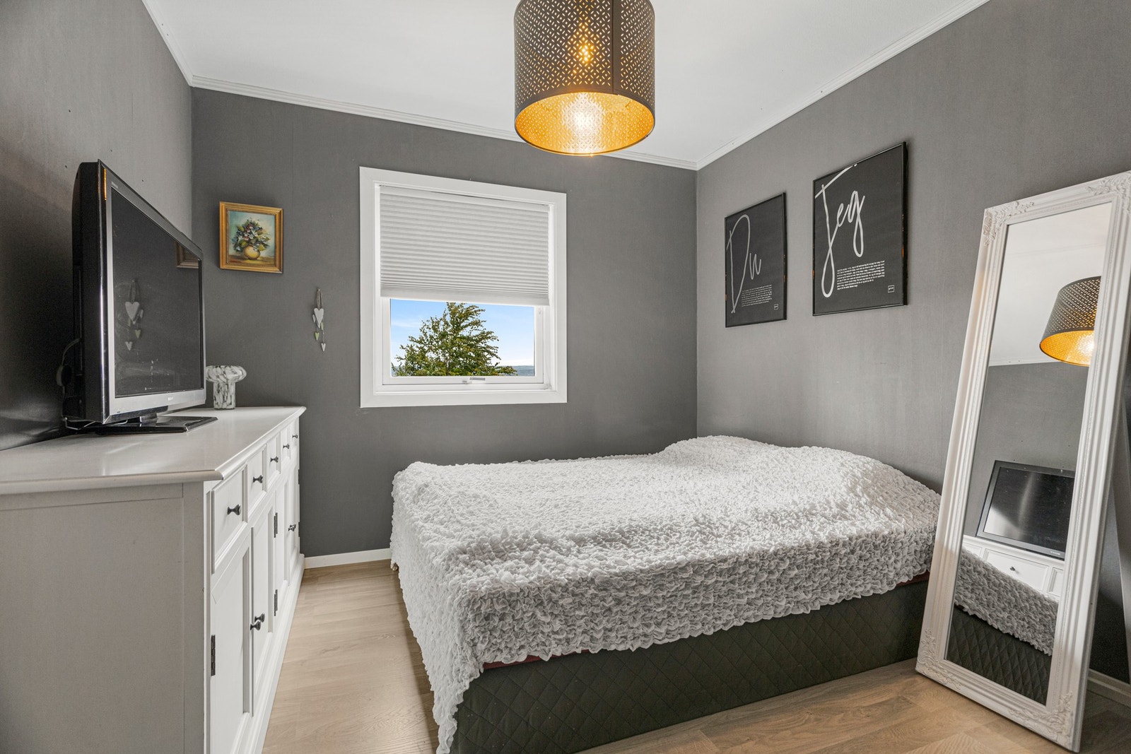 Soverom - 11 kvm. God plass til både seng og garderobeløsning. Galleribilde