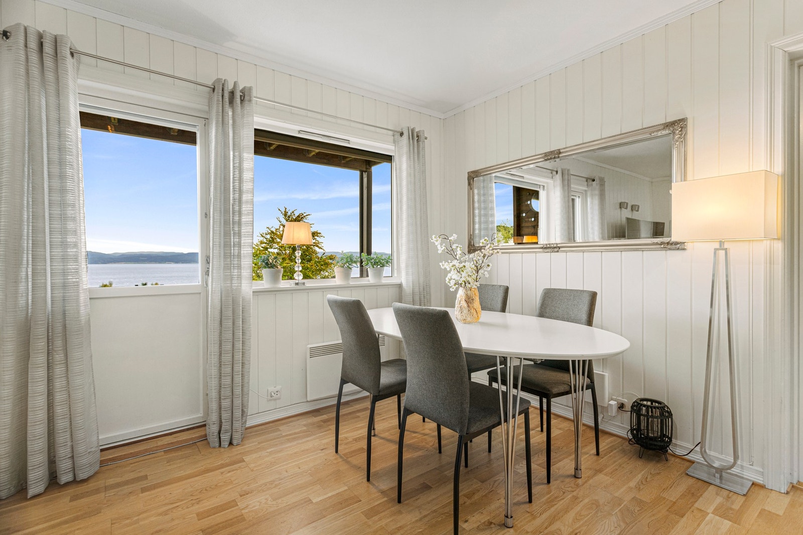 Hyggelig spiseplass som innbyr til sosialt samvær med familie og venner Galleribilde