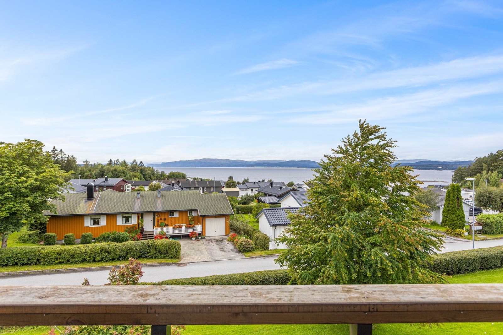 Vid utsikt mot fjorden! Galleribilde