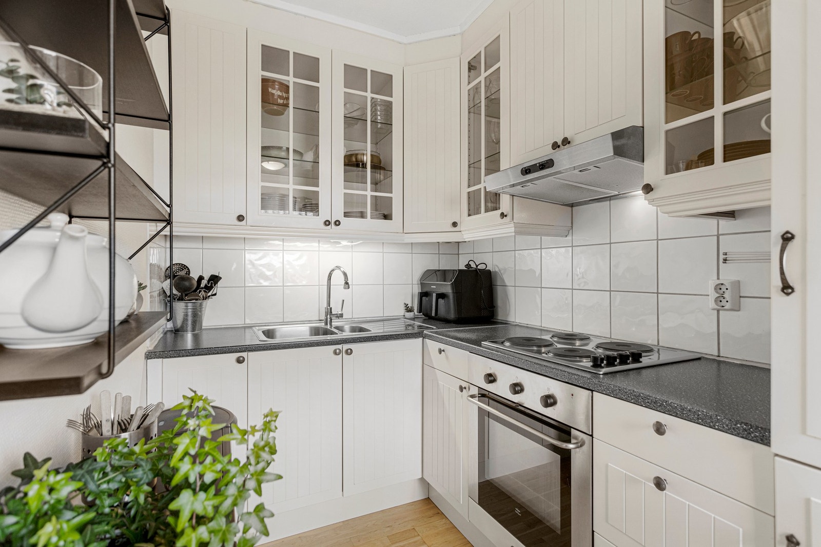 Kjøkken -7 kvm. Arealeffektiv og pen kjøkkeninnredning med integrerte hvitevarer! Galleribilde