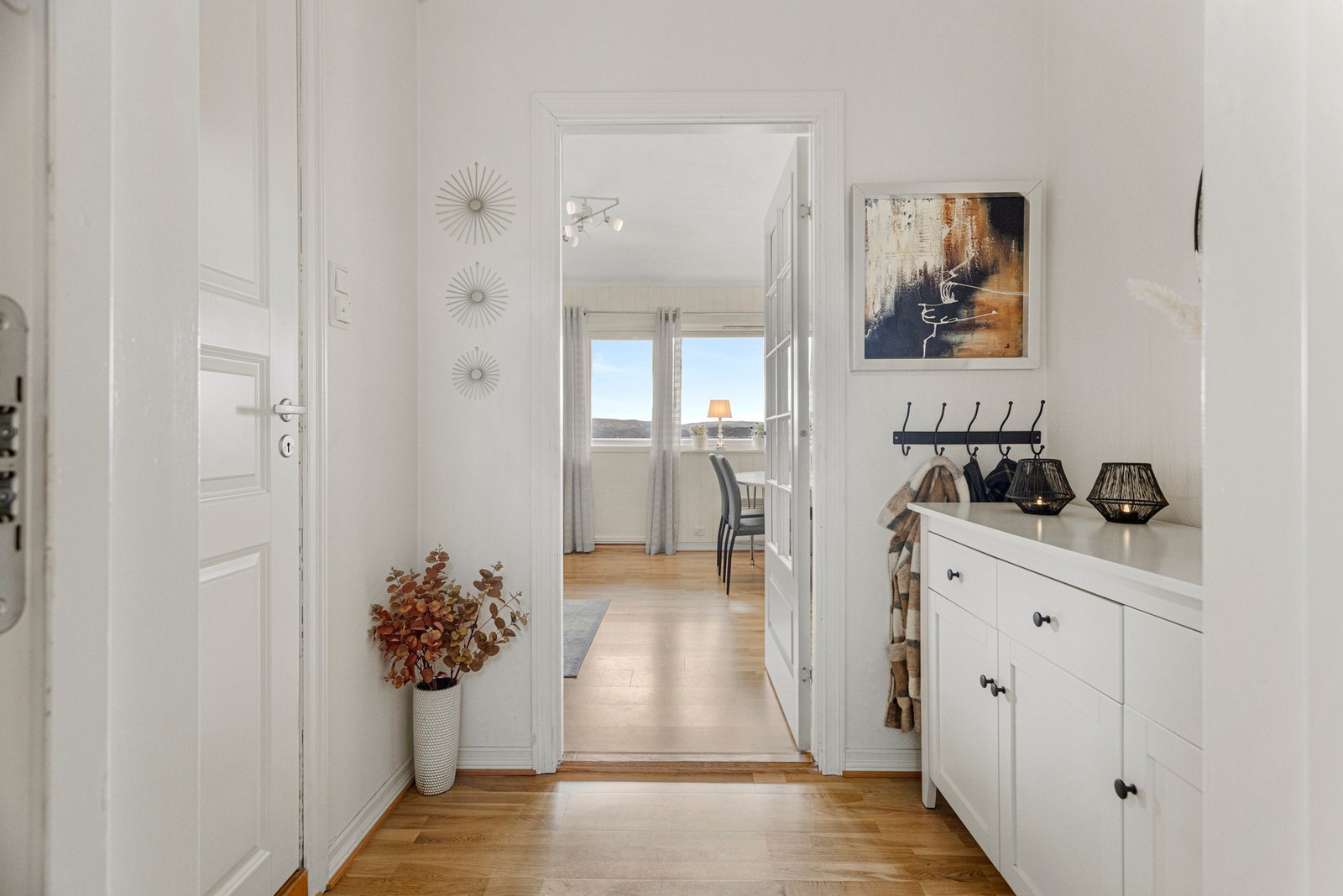 Entré - 3 kvm. Adkomst til bad og bod. Galleribilde