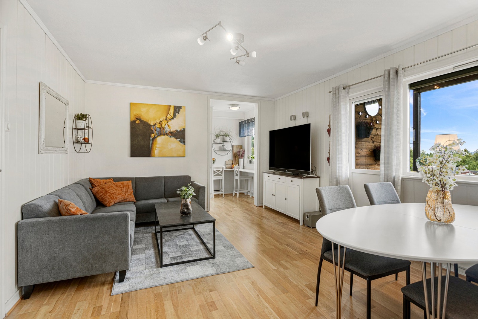 Stue - 18,5 kvm. God plass til sofahjørne og spisebord i stuen Galleribilde