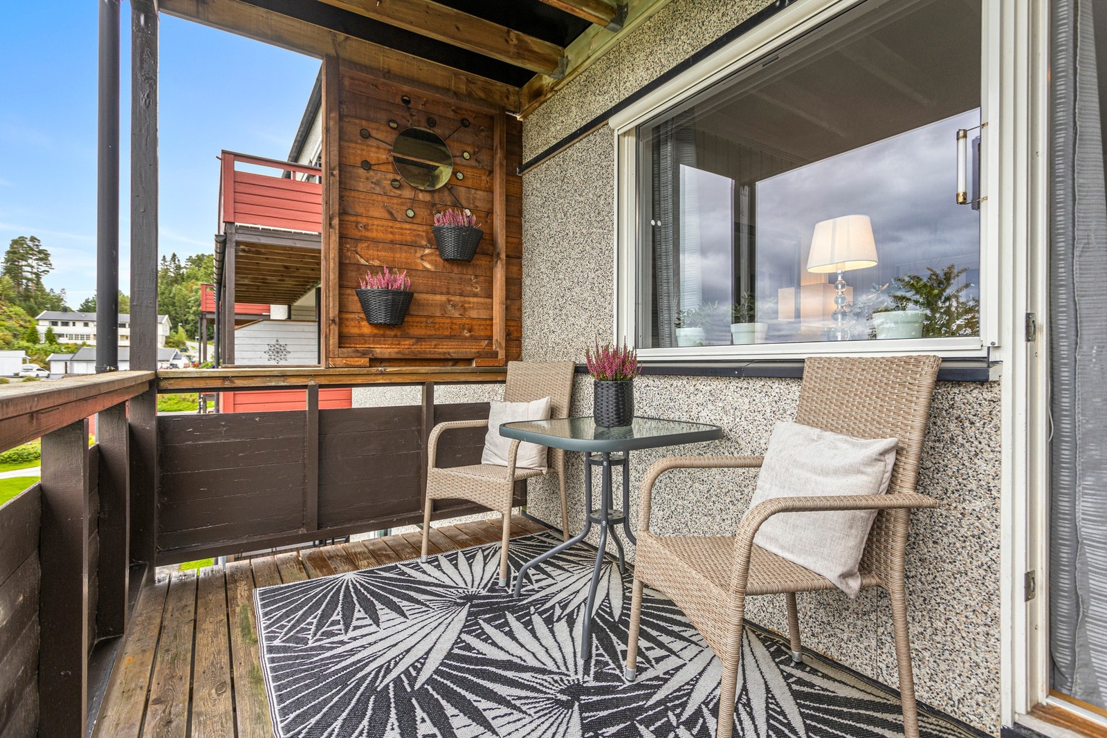 God plass til sittegruppe på balkonger Galleribilde