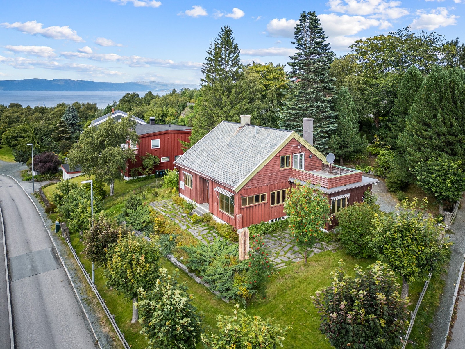 Arkitetkttegnet villaeiendom med fantastisk tomt. Galleribilde