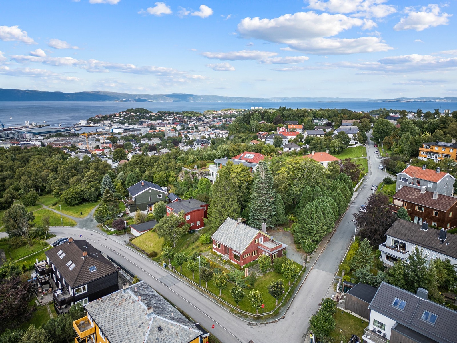 En eldre arkitetkttegnet villaeiendom i fredelige og solrike omgivelser på Tyholt. Galleribilde