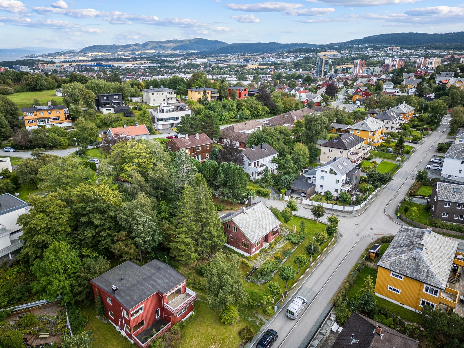 Her er det enorm boltreplass, solrike uteplasser, frodig plen og rikelig med beplantning. Galleribilde