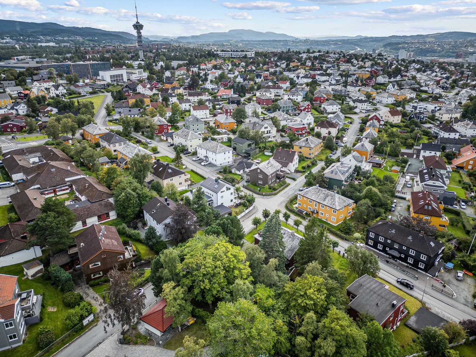 Egen garasje og rikelig med oppstillingsplasser på tomten. Galleribilde