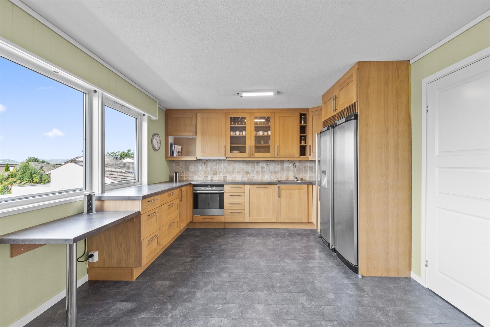 Pent kjøkken med generøse vindusflater. Galleribilde