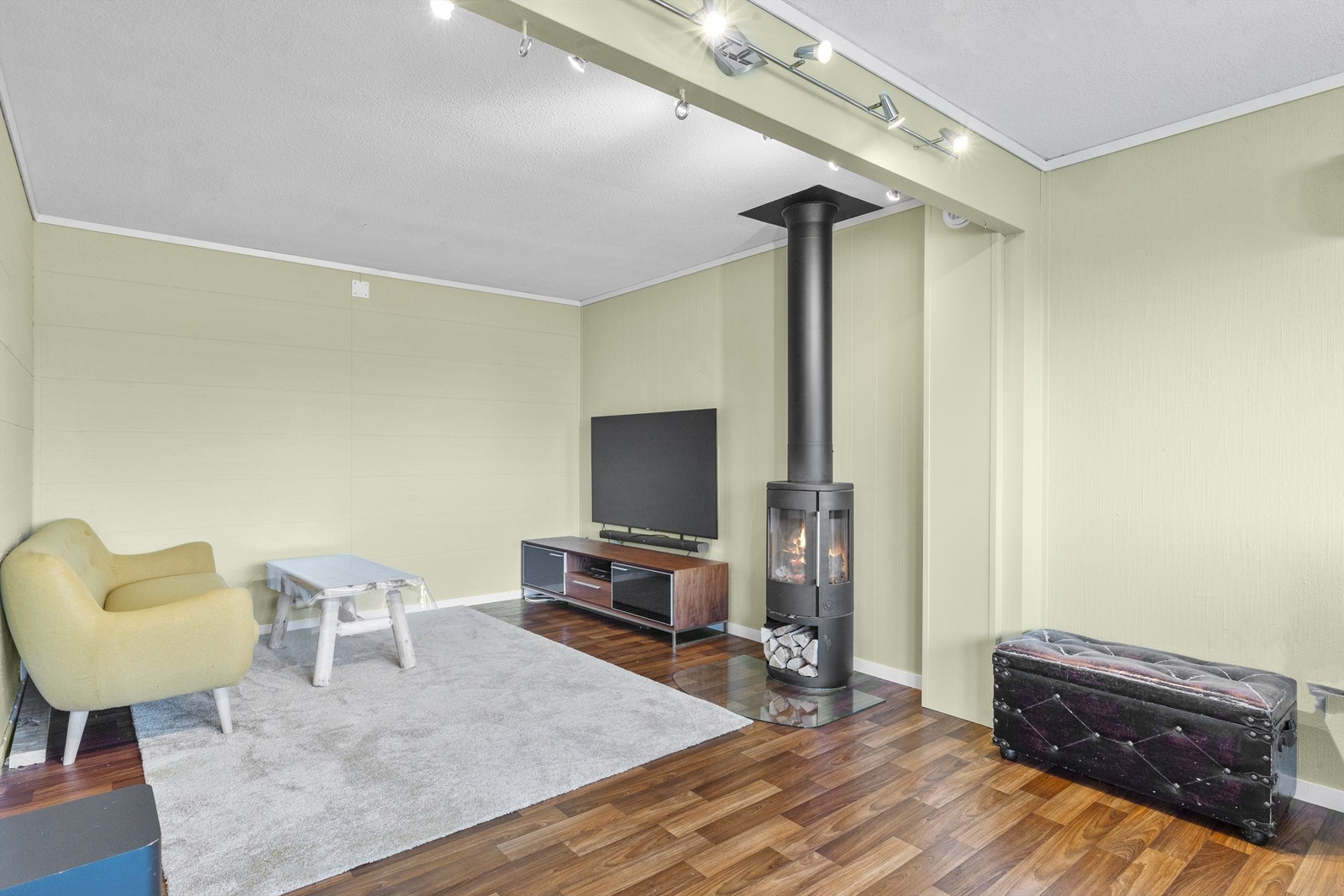 Stue med nyere flott vedovn Galleribilde