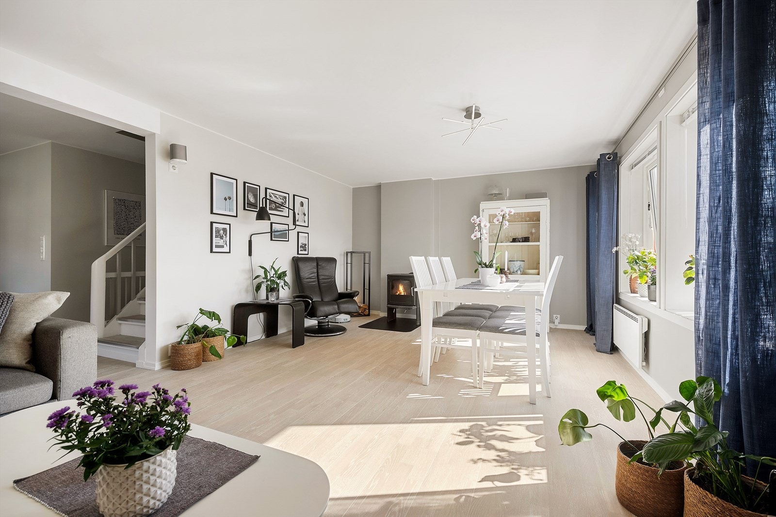Fra stua er det utgang til en hyggelig balkong på 11 m2. Galleribilde