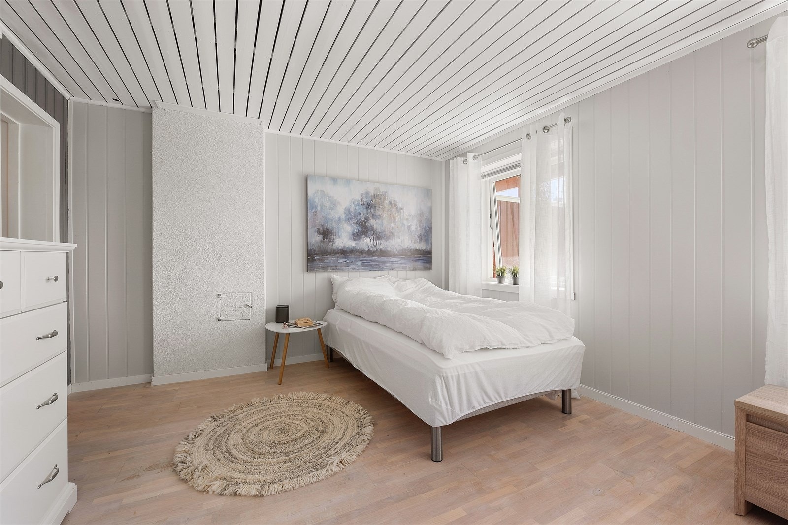 Hybelen har lyse og behagelige fargevalg. Galleribilde