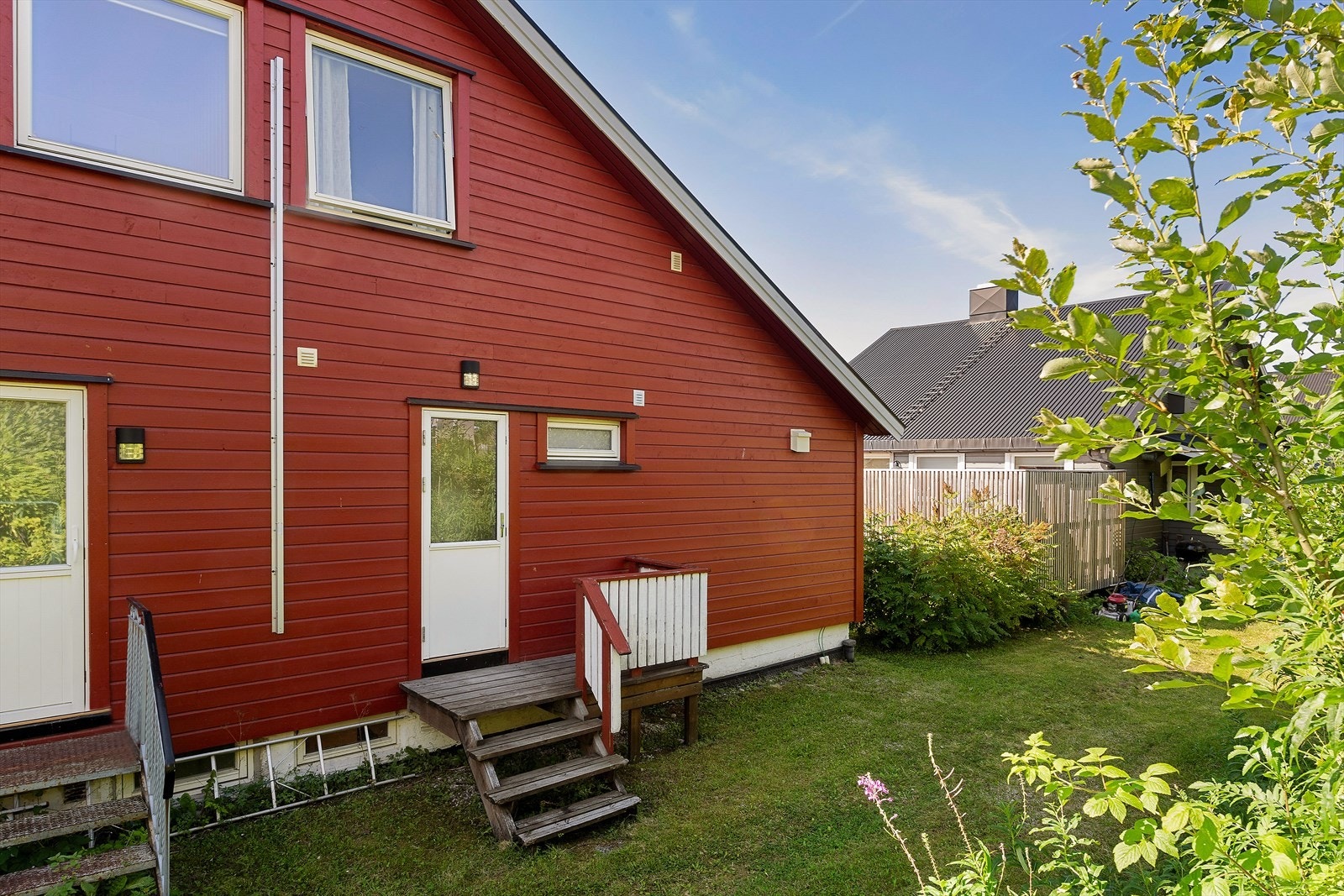 Fra baderommet er det utgang til en mindre balkong med trapp ned til hage. Galleribilde