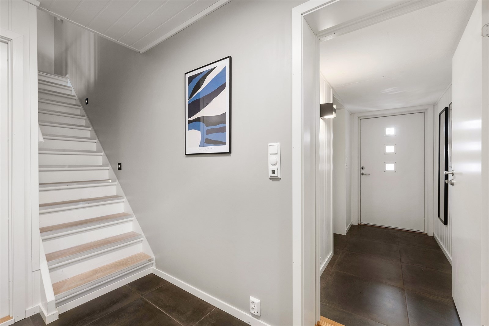Det er innvendig tilgang til hybelen fra hoveddelen, men stenges igjen med dør. Romslig entre som vist på bildet tilhører hybel. Ved siden av trapp er det en praktisk skyvedørsgarderobe. Galleribilde