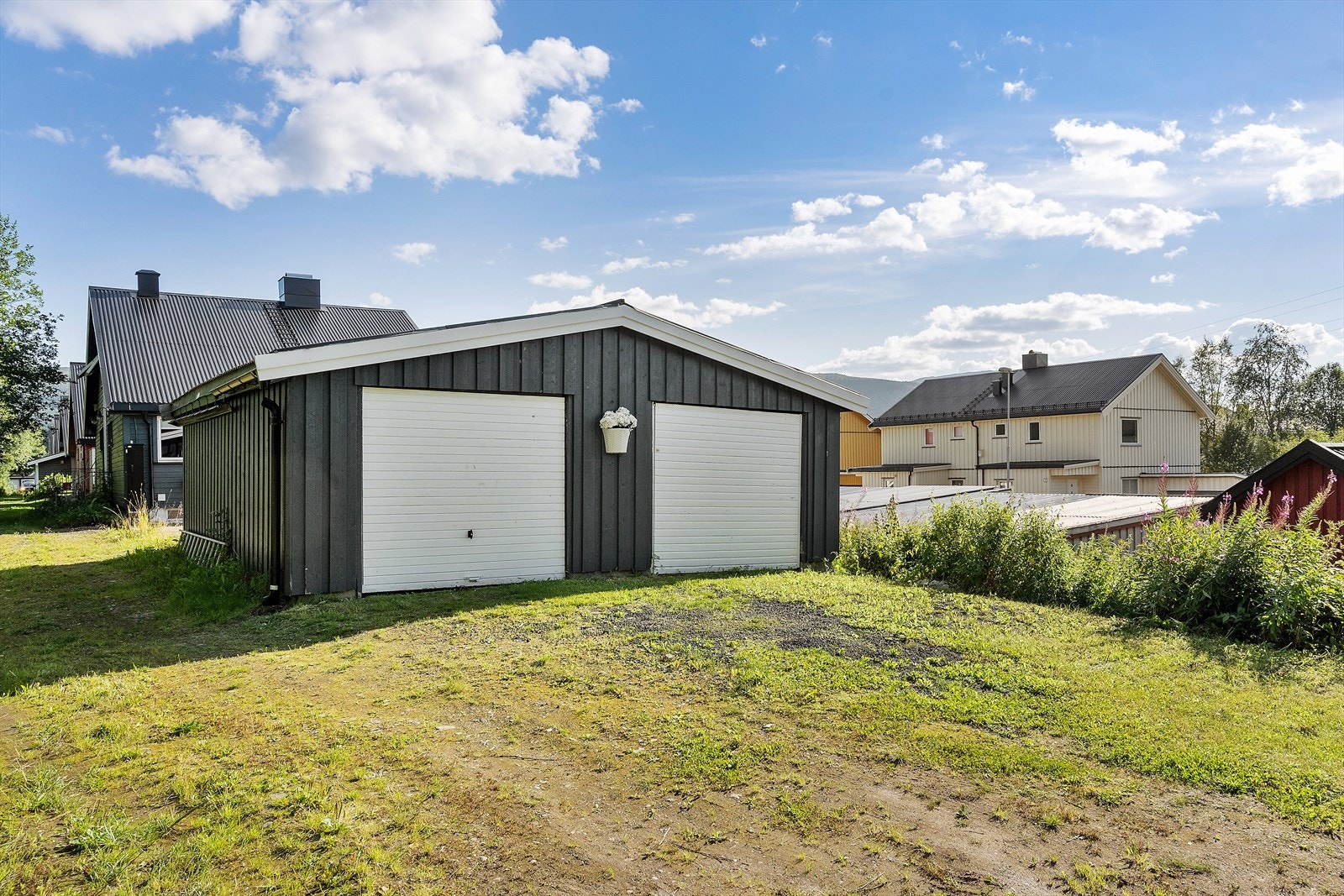 Boligen inkluderer også en halvpart av en garasje, slik at du alltid har trygg og tørr parkering. Galleribilde