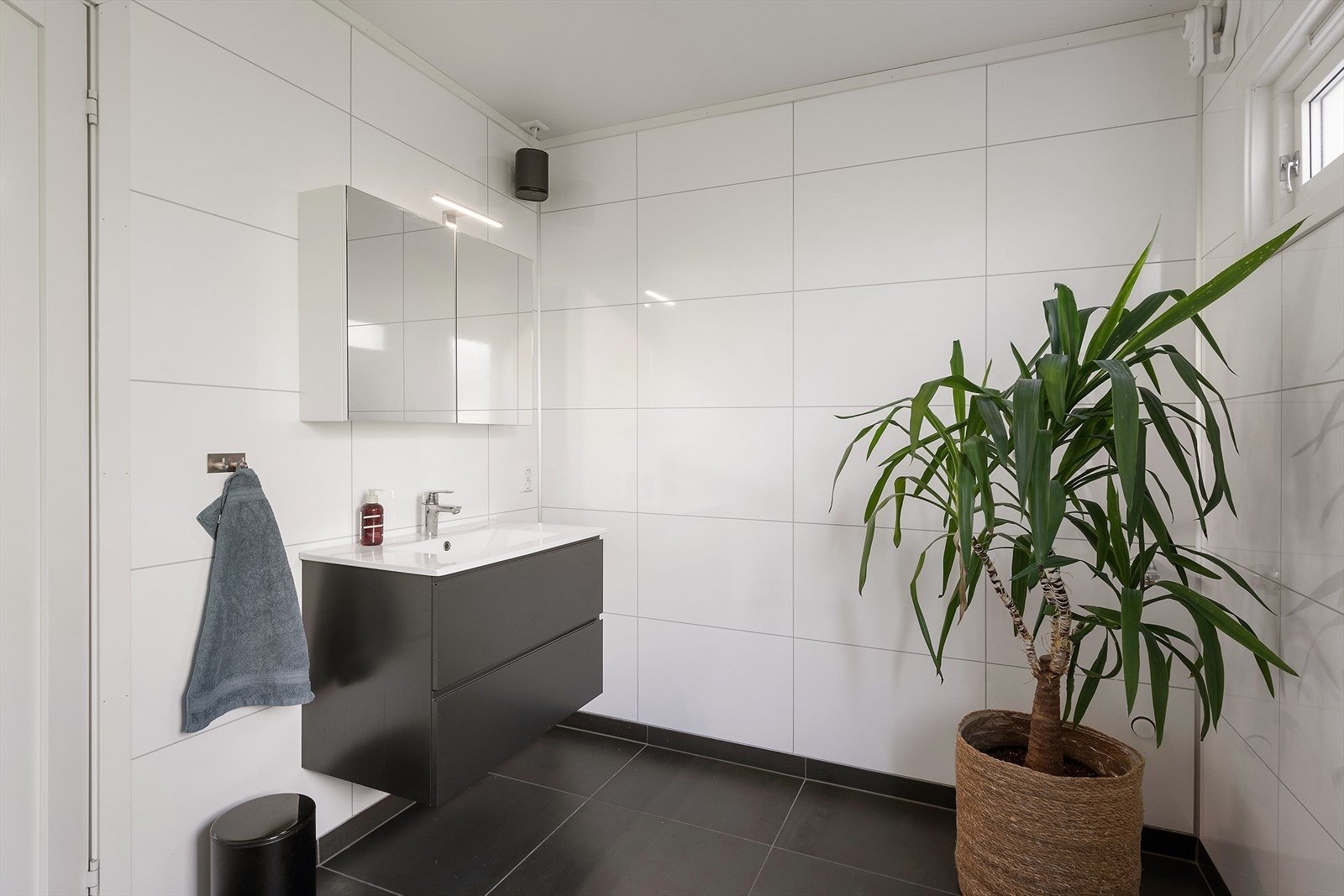 Den tidløse stilen gir et rent uttrykk, samtidig som de moderne løsningene sørger for høy komfort i hverdagen. Pusset opp i 2021 av fagfolk. Galleribilde