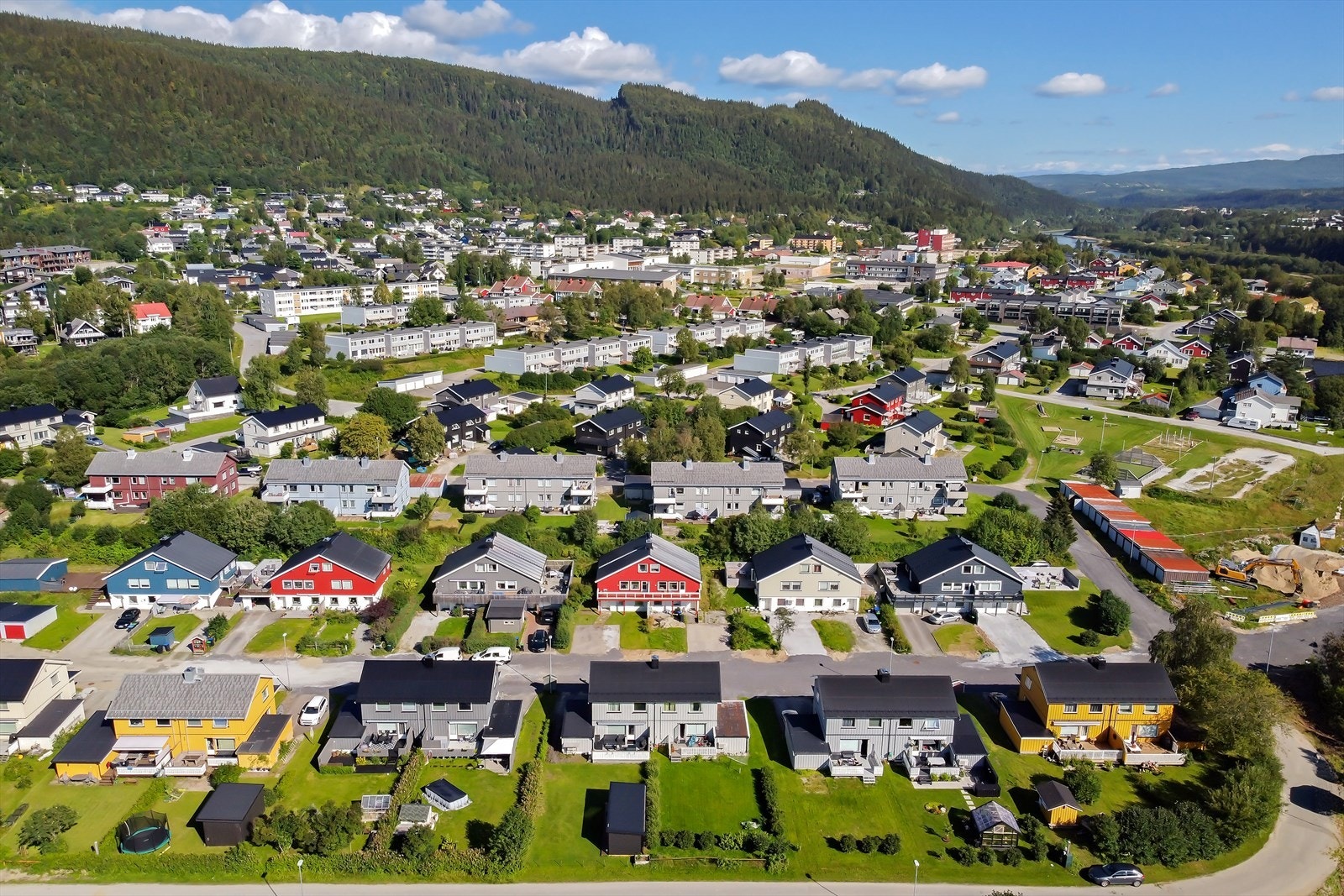 Gode parkeringsmuligheter i innkjørsel. Galleribilde