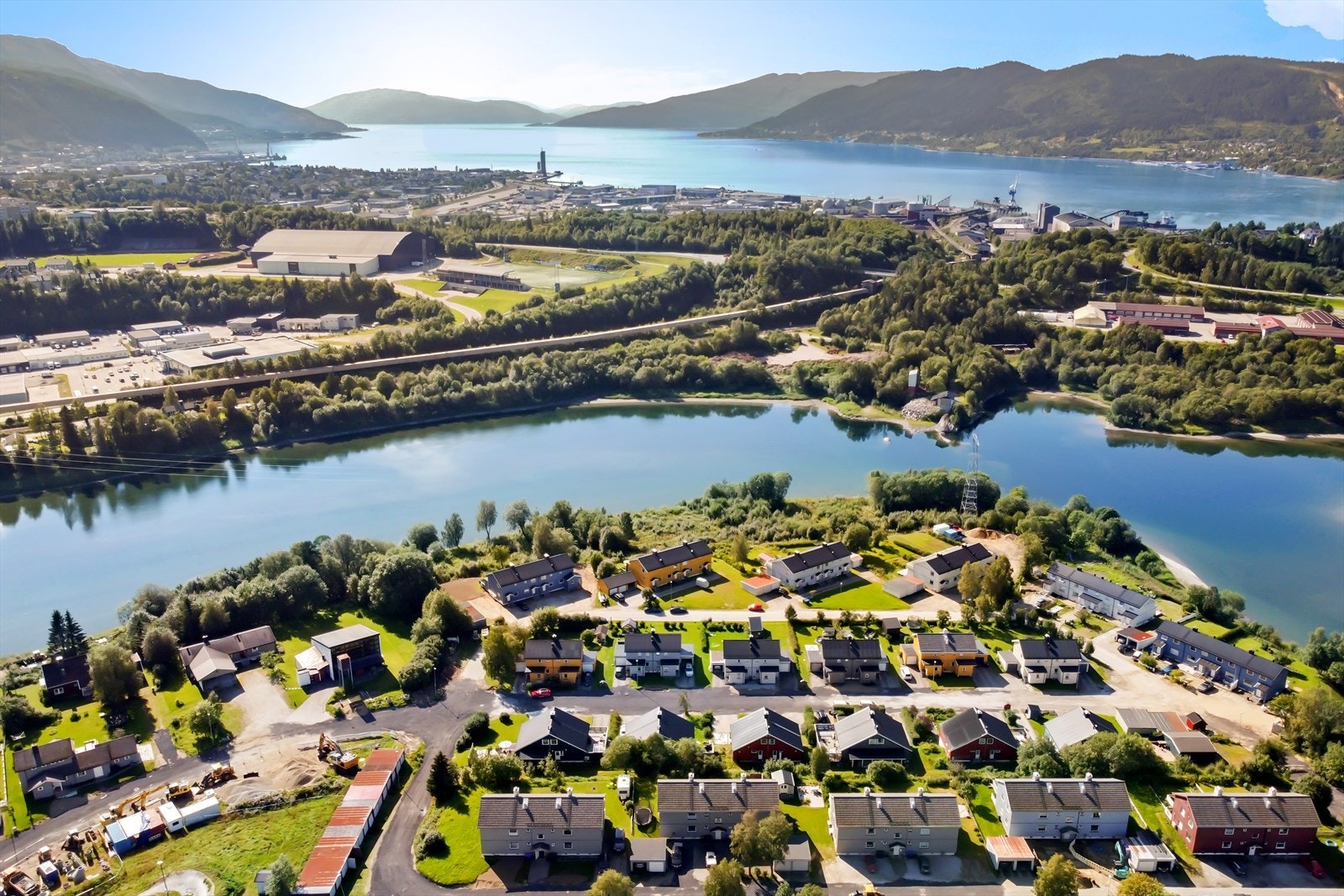 Boligen ligger i et barnevennlig strøk, med kort vei til både skoler, barnehager og lekeplasser, dagligvare, frisør, sykehus og veikro. Galleribilde