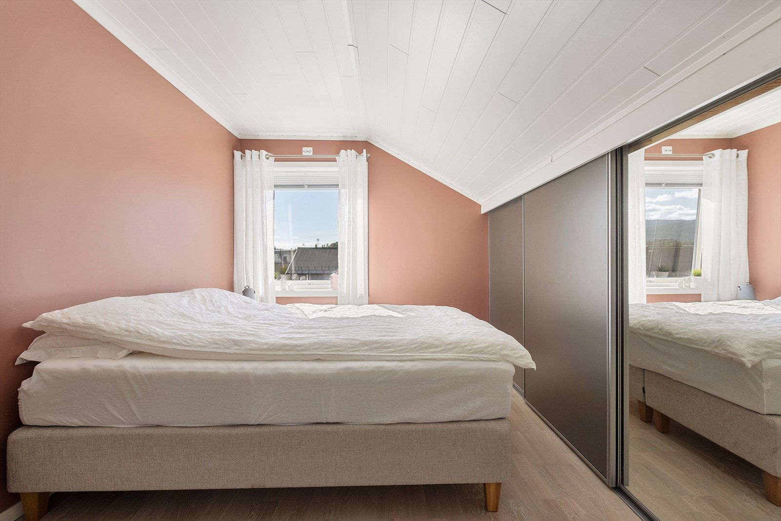 I andre etasje finner du to romslige soverom. Begge med plass til dobbeltseng og har skyvedørsgarderobe. Galleribilde