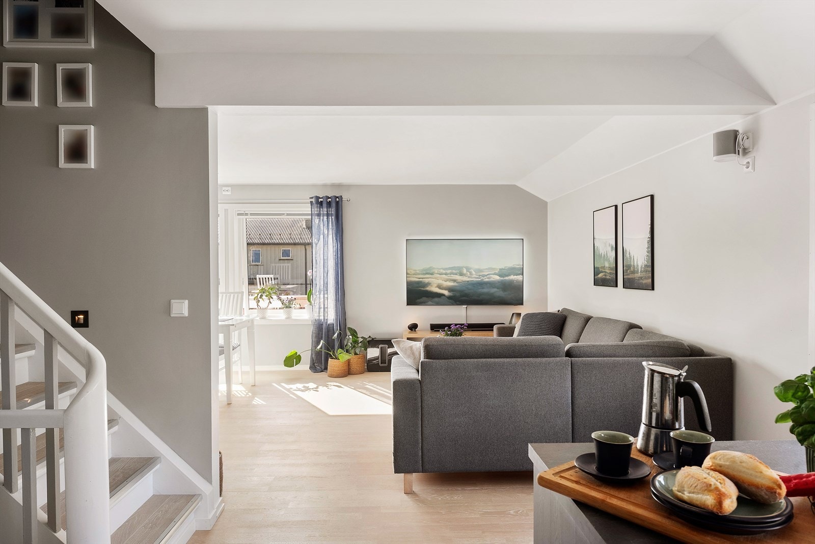 Gjennomgående god standard med lys parkett på gulv med slette vegger og tak. Galleribilde