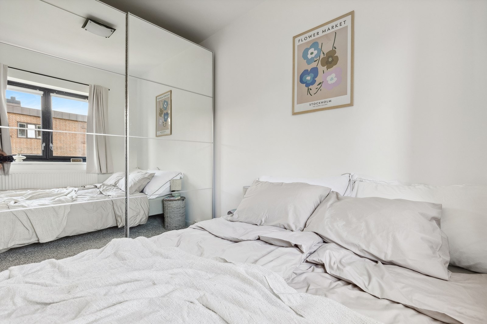 Et stort garderobeskap medfølger og gir rikelig med oppbevaringsmuligheter. Galleribilde