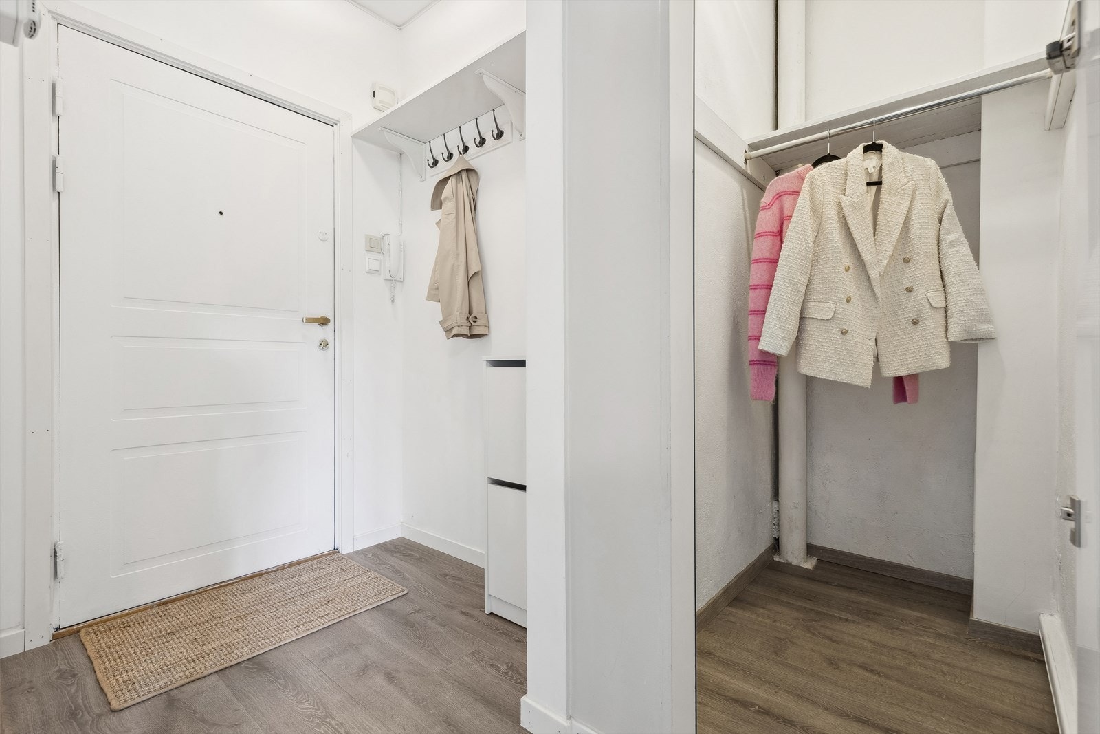 Leiligheten har også en praktisk innvendig bod på ca. 2 m² som gir ekstra oppbevaringsplass. I tillegg følger det med en kjellerbod på 5,3 m². Galleribilde