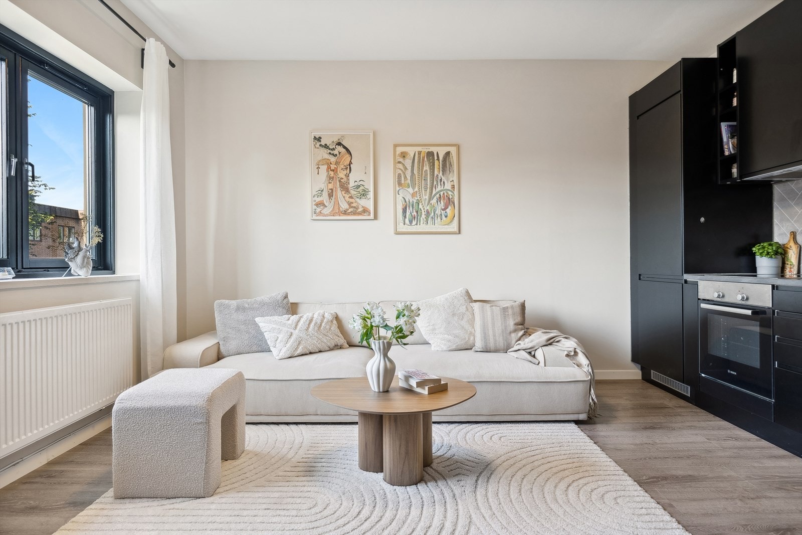 Stuen er lys og luftig, takket være store vinduer som slipper inn rikelig med naturlig lys. Galleribilde