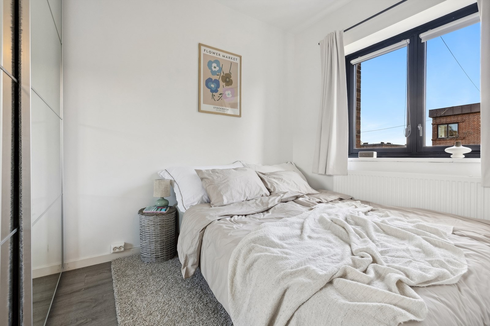 Etter at kjøkkenet ble flyttet til stuen, ble soverommet utvidet og gir nå god plass til en dobbeltseng med nattbord. Galleribilde