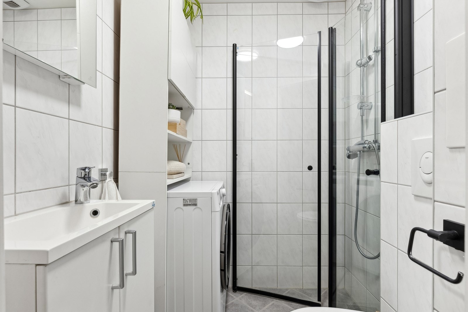 Badet ble oppgradert av sameiet i 2014 og holder en høy standard med minimal slitasje. Galleribilde