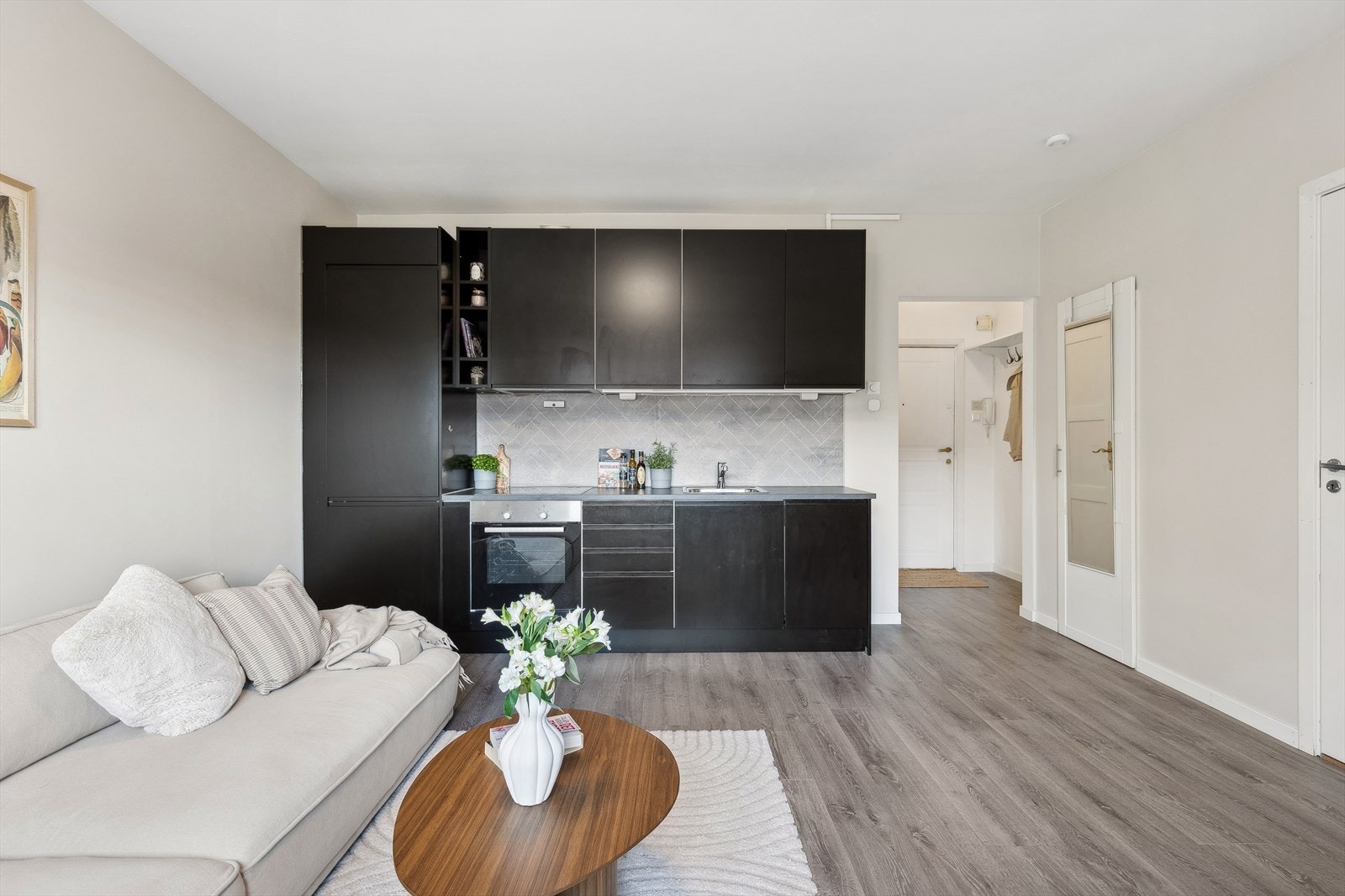 Det stilrene kjøkkenet fra Epoq har et funksjonelt design med fokus på oppbevaring, og gir et moderne og minimalistisk uttrykk. Galleribilde