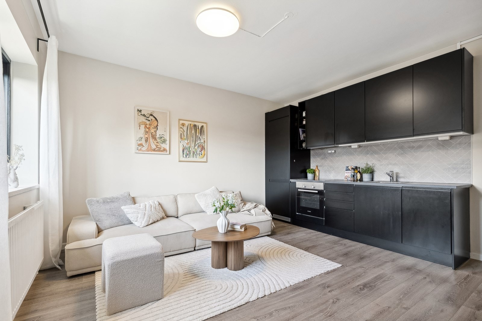 I 2022 gjennomgikk leiligheten en omfattende modernisering hvor bl.a kjøkkenet ble flyttet ut i stuen. I den forbindelse ble soverommet utvidet og hele leiligheten, med unntak av badet, gipset og malt på nytt i varme og behagelige farger. Galleribilde