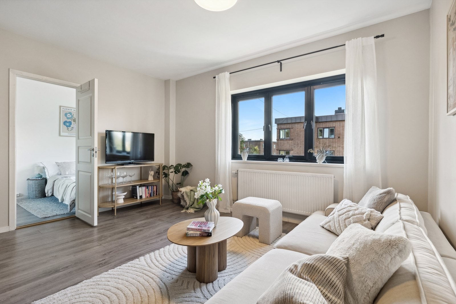 De store vinduene i kombinasjon med en takhøyde på 2,53 meter skaper en åpen og innbydende atmosfære. Galleribilde