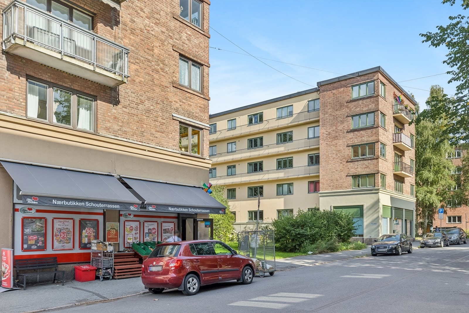 Leiligheten har kort avstand til kollektivtransport, inkludert buss, trikk og T-bane. I tillegg er det gangavstand til flere dagligvarebutikker som Bunnpris, Kiwi, Rema 1000 og Nærbutikken, hvor sistnevnte er så nært at du kan gå dit i tøfler. Galleribilde