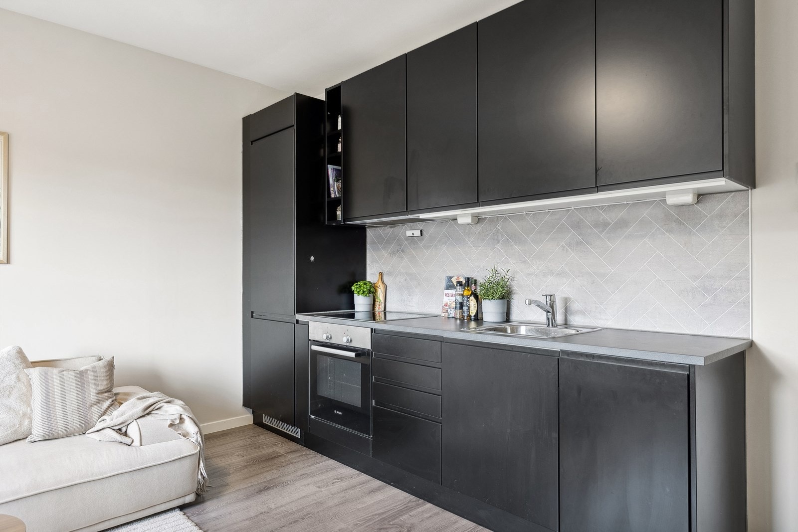 Av hvitevarer byr kjøkkenet på oppvaskmaskin, platetopp, stekeovn og kjøl/fryseskap. For ekstra sikkerhet er det også installert komfyrvakt og automatisk vannstopp med lekkasjesensor. Galleribilde