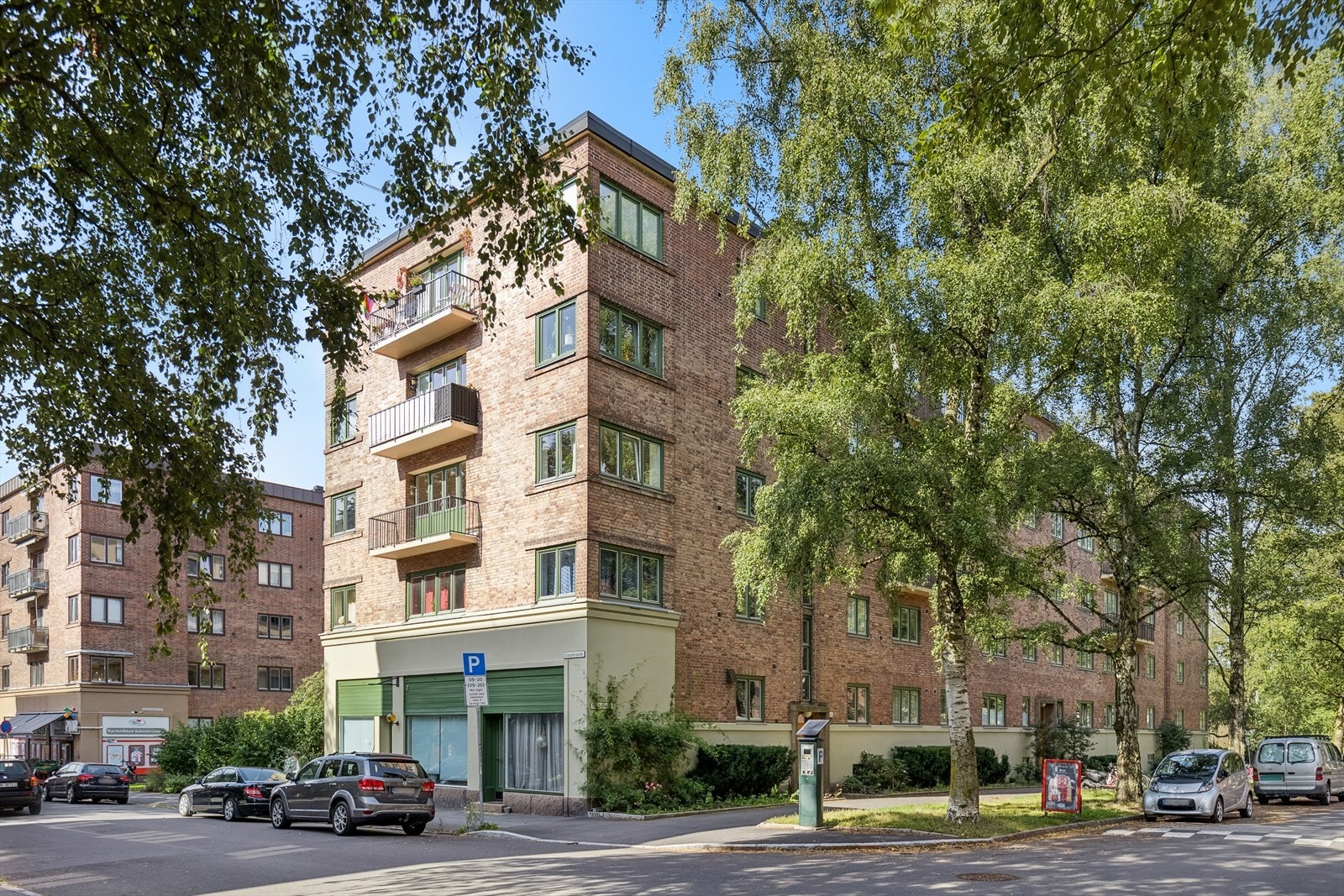 Velkommen til et fredelig og populært boligområde på Sinsen! Leiligheten har en sentral og rolig beliggenhet, et grønt og frodig uteområde samt kort avstand til ring 2 og 3. Galleribilde