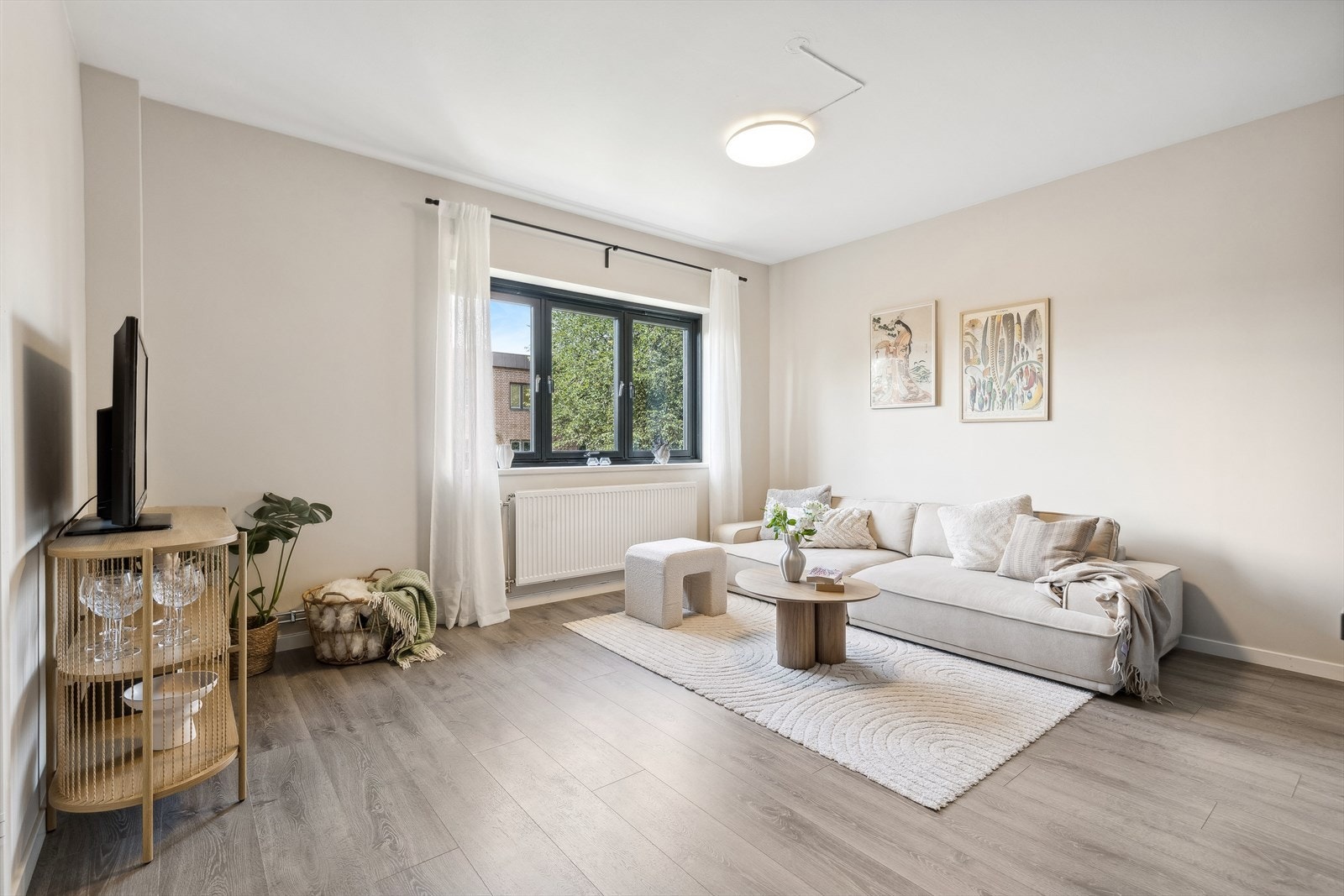 Her har du en muligheten til å bo i et rolig og fredelig område, samtidig som du har kort avstand til alt du trenger i hverdagen. Boligen ligger i byggets 4. etasje, med en utmerket intern beliggenhet som skjermer deg fra trafikk og støy. Galleribilde