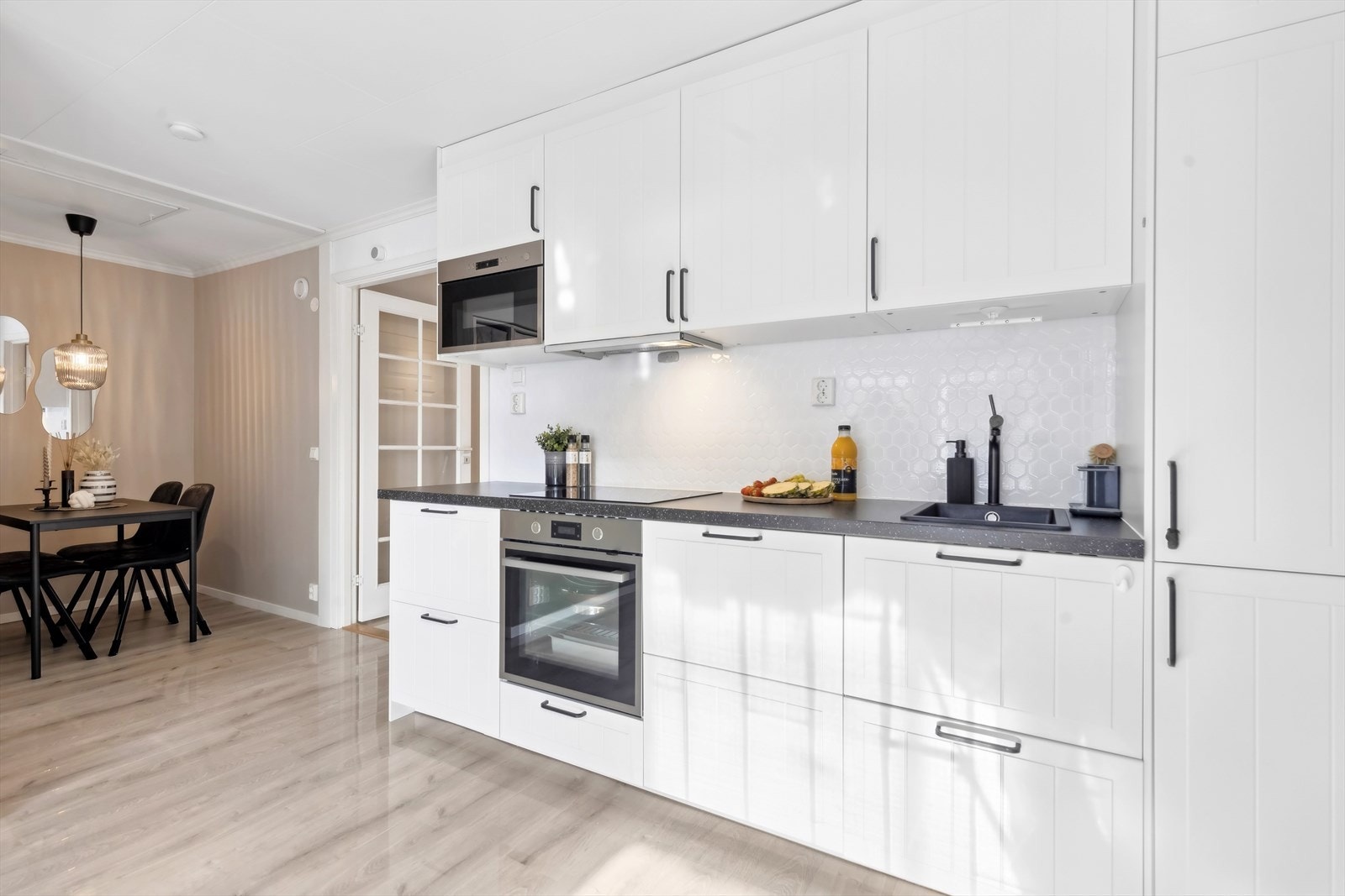 Ved kjøkkenet og stuen har du en egen spiseplass, adskilt i et koselig hjørne. Dette gir en fin overgang mellom kjøkken og stue i den åpne løsningen. Galleribilde