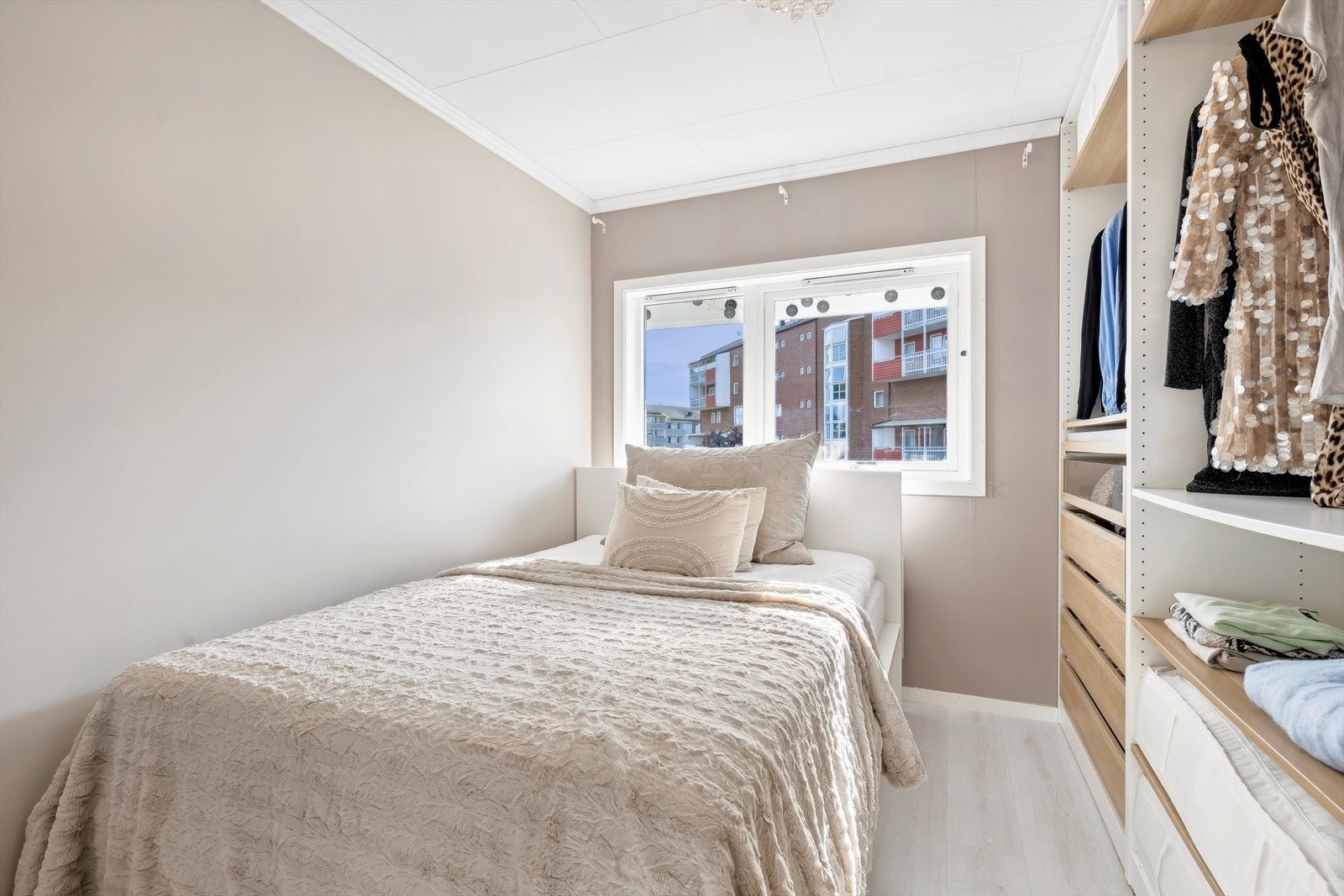 Leiligheten byr på to gode soverom hvorav ett soverom benyttes som et hovedsoverom og et soverom benyttes som barne-/gjesterom. Galleribilde