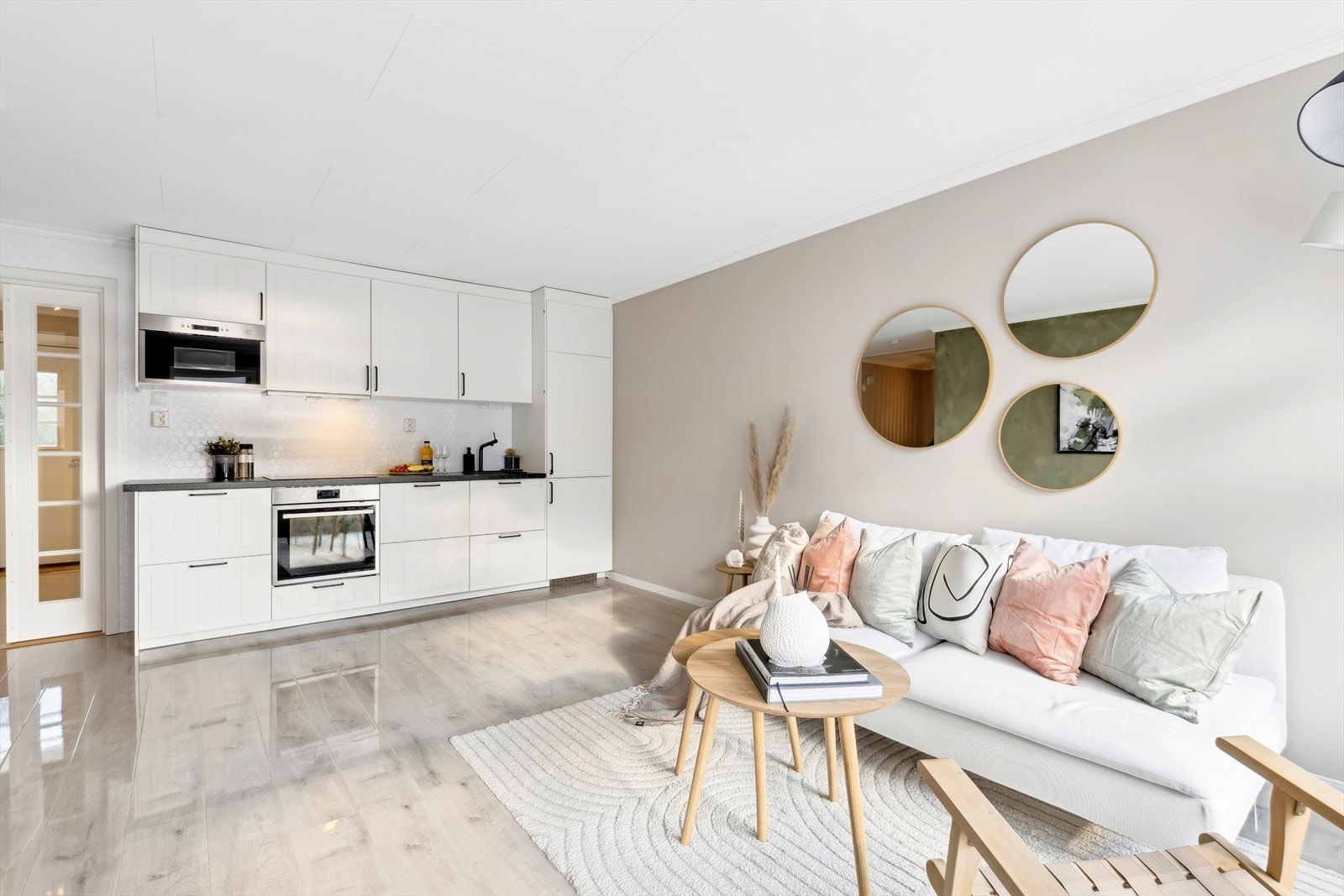 Denne innflytningsklare 3-roms leiligheten er gjennomgående oppgradert med materialer av tidløs kvalitet. Her kan du flytte rett inn og nyte et stilfullt hjem uten bekymringer. Galleribilde