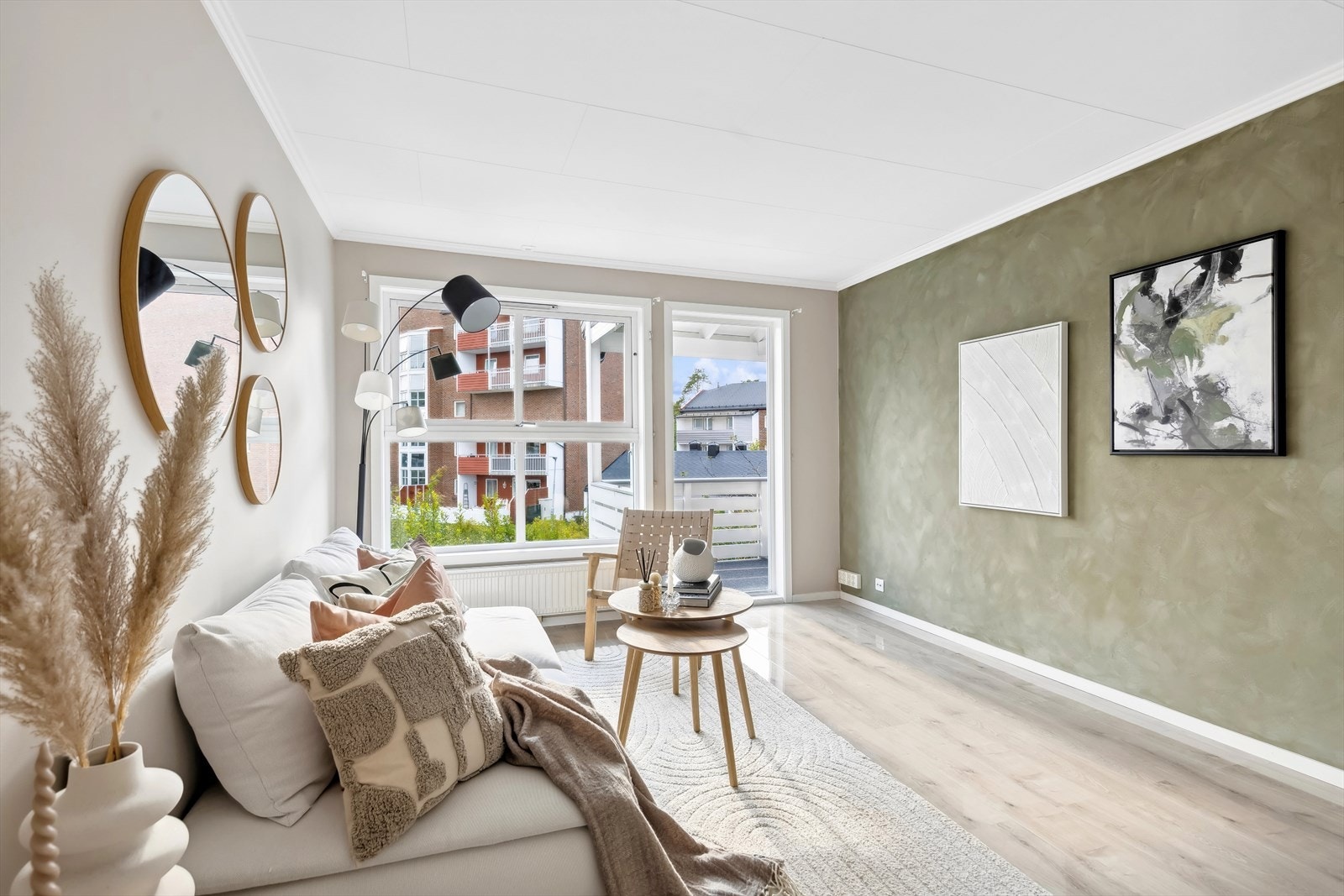 Fra stuen har du utgang til en solrik balkong på ca. 7 kvm med utsyn over hyggelige fellesarealer. Galleribilde