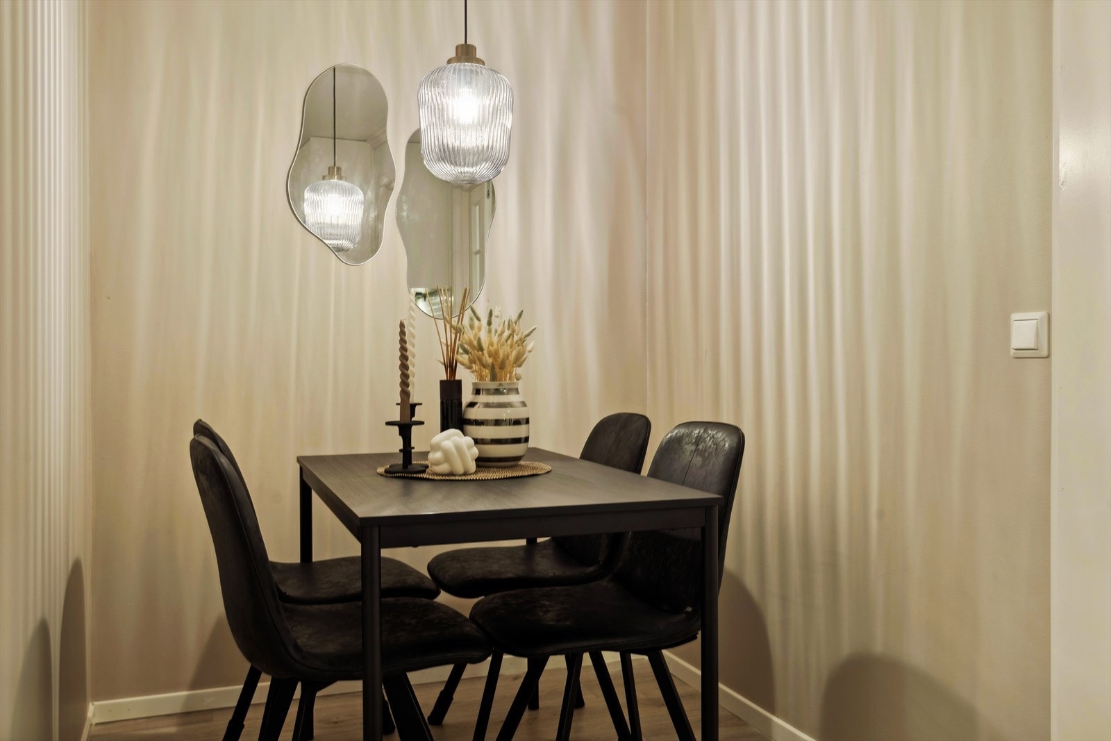 Den hyggelige spiseplassen ligger i et eget hjørne, perfekt for måltider og sosiale stunder. Nært kjøkkenet, gir det en praktisk og sjarmerende atmosfære i hjemmet. Galleribilde