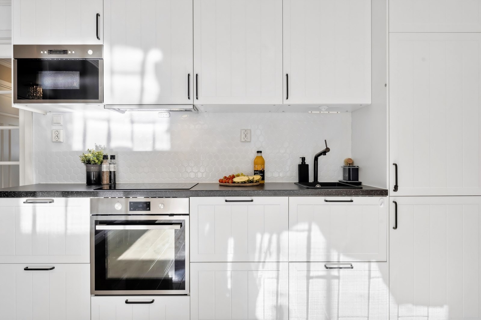 Kjøkkenet har integrerte hvitevarer som medfølger. Galleribilde