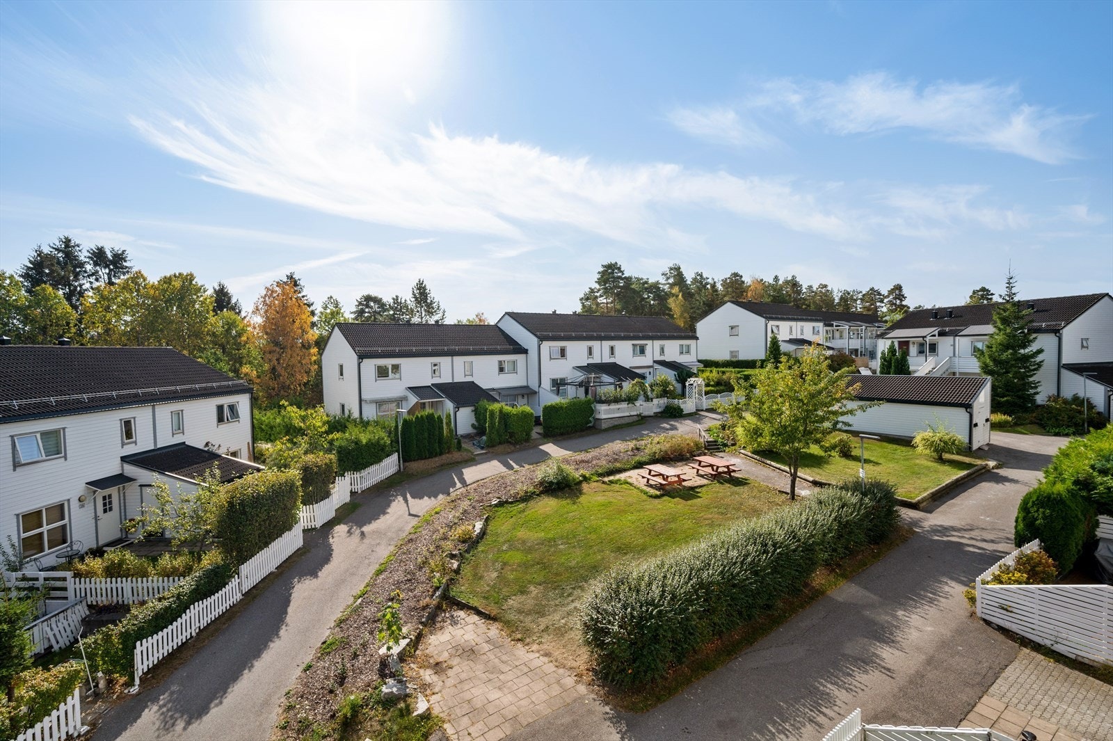 Dyretråkket borettslag er et trivelig og barnevennlig nabolag med rikelig med grøntarealer og flere lekeplasser. Galleribilde