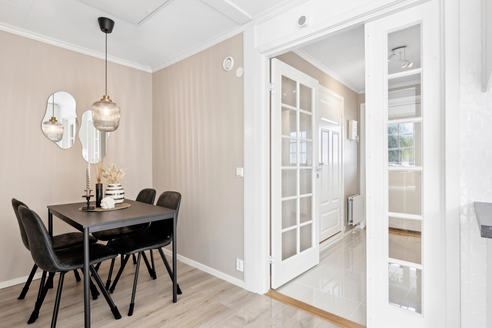 Velkommen inn! Du blir møtt ved en lys og hyggelig entré med plass til å henge fra seg yttertøyet. Galleribilde