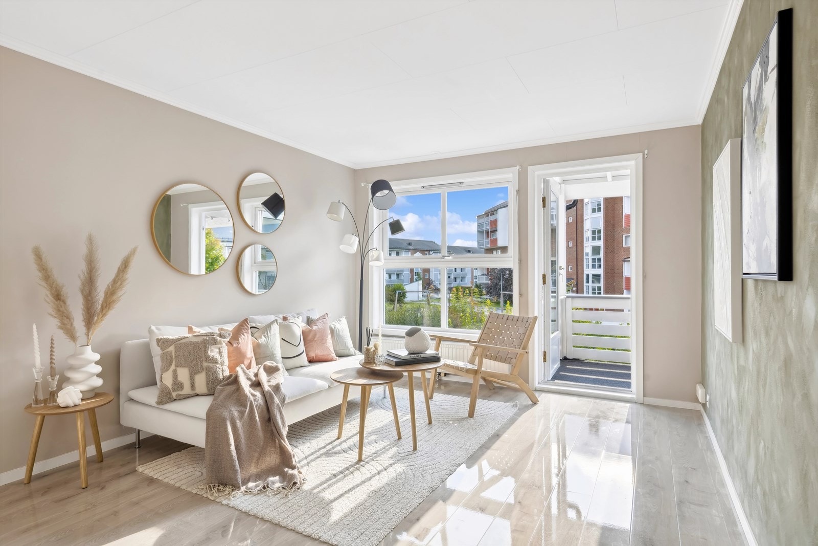 Leiligheten holder en nydelig standard med bl.a enstavs laminatgulv, panelplater i et soverom. Sparklet og malte plater forøvrig. Galleribilde