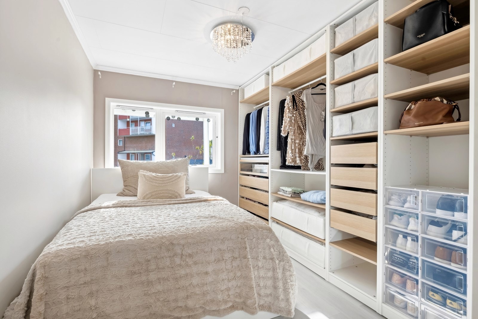 Hovedsoverommet har adkomst fra stuenmed plass til en garderobe og tilhørende møblement. Galleribilde