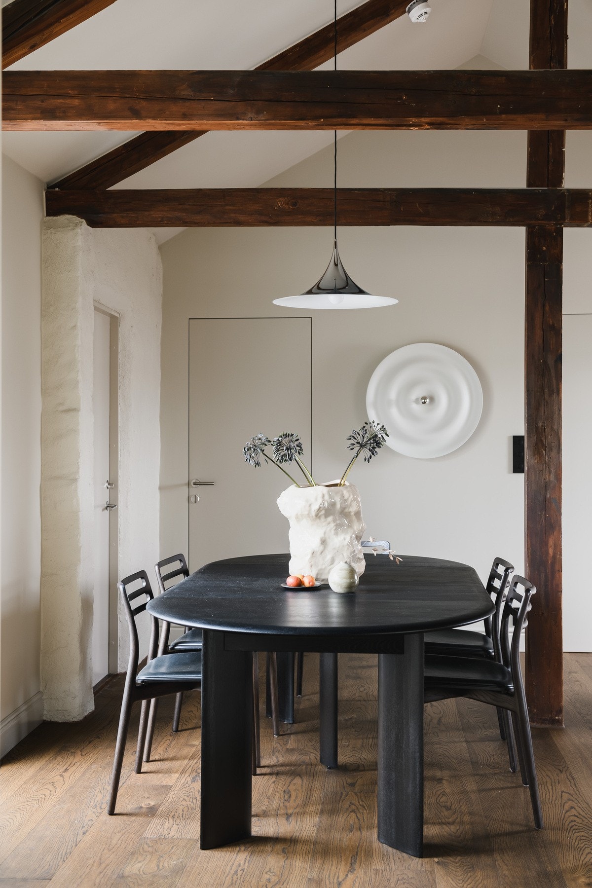 Vakker loftsleilighet med moderne innredning og sjarmerende loftspreg. Galleribilde