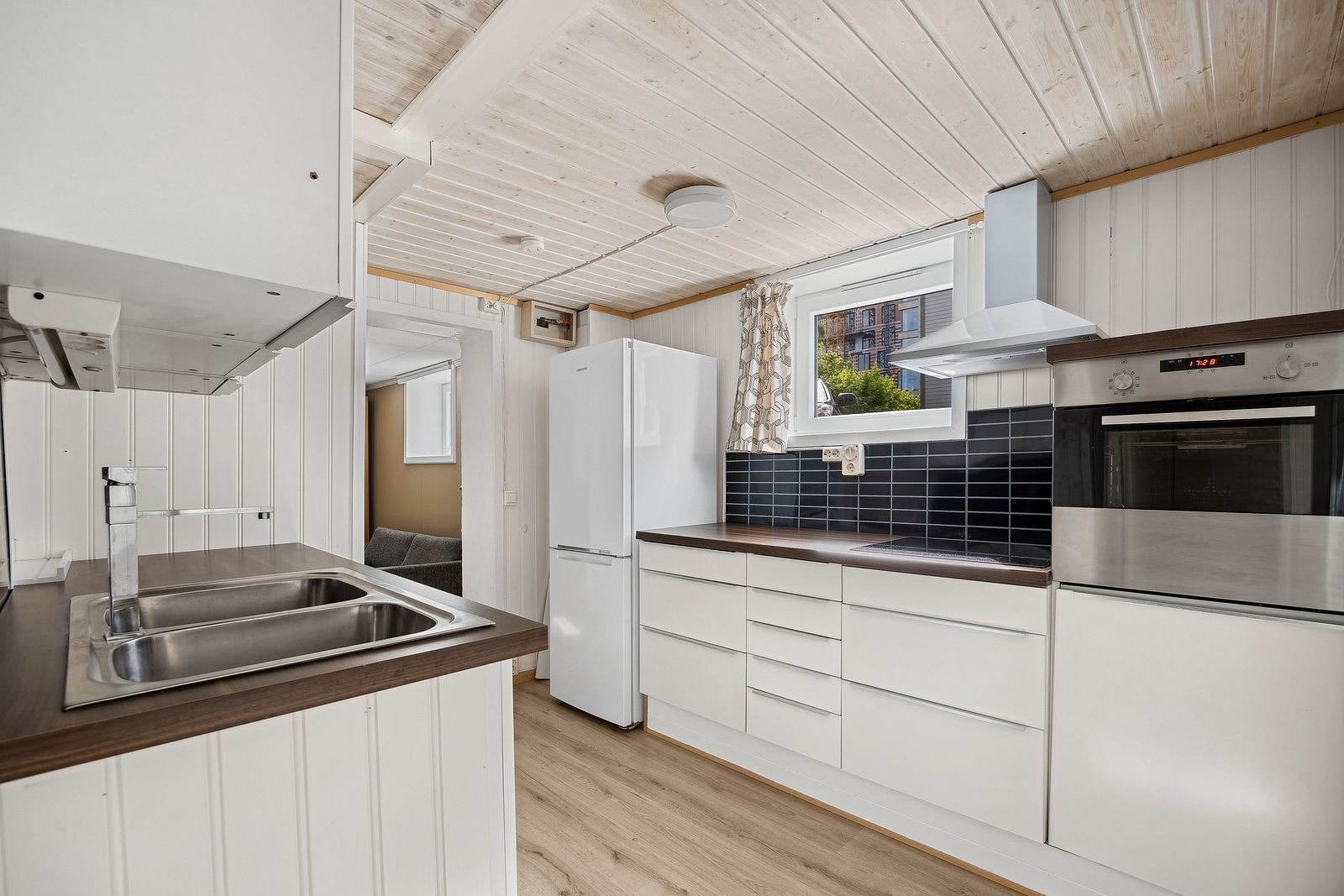 Kjøkken med god skap og benkeplass Galleribilde