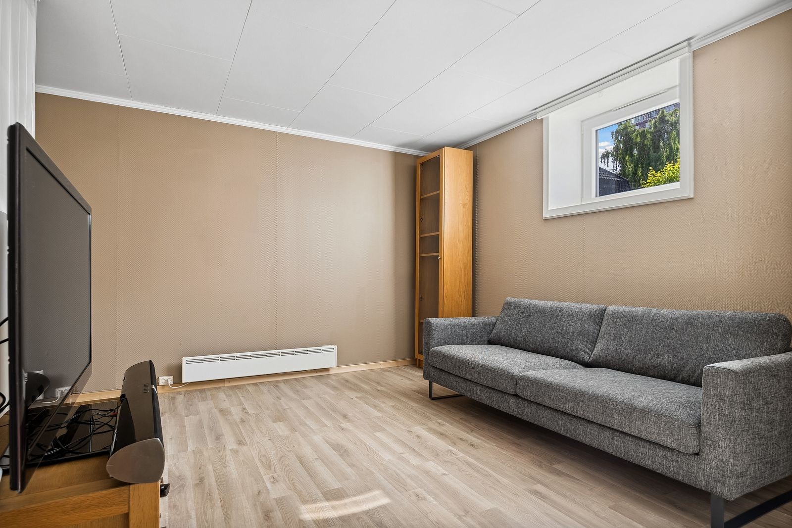 Romslig stue, sofa og TV medfølger Galleribilde