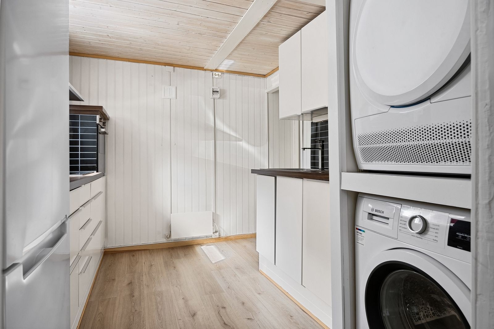 Vaskemaskin og tørketrommel på kjøkkenet Galleribilde